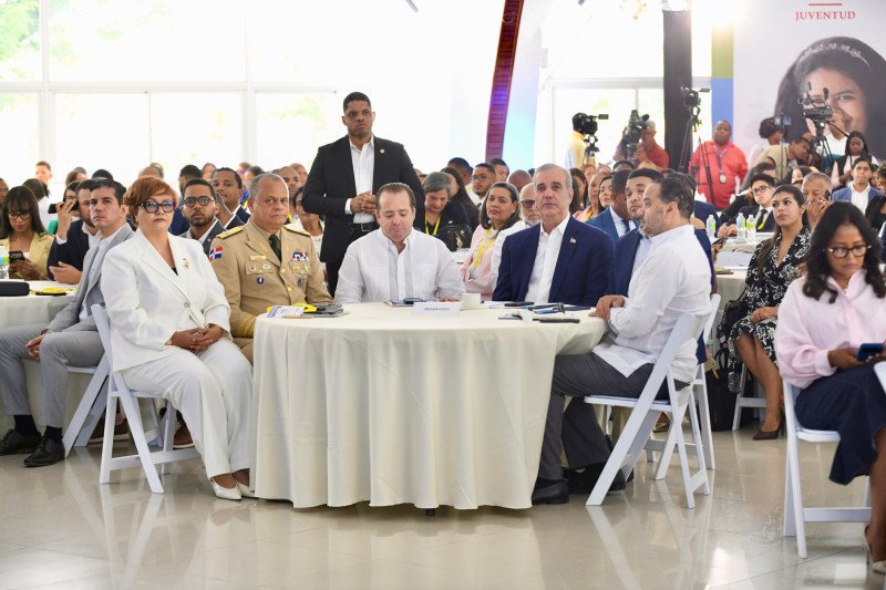 Abinader insta a los jóvenes a poner de "moda" la honestidad y reafirma lucha contra la corrupción